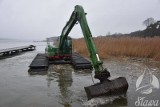 Nad Jeziorem Sławskim powstaje nowa plaża. Trwa bagrowanie przyszłego kąpieliska. Ale to nie jedyna inwestycja w tym roku [ZDJĘCIA]