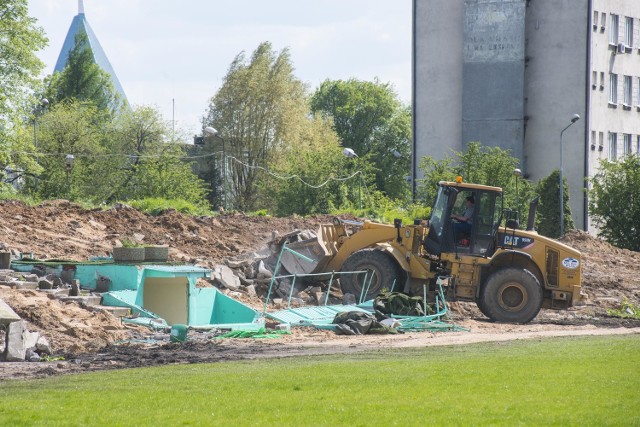 Firma Rosabud szykuje plac budowy stadionu i hali sportowo - widowiskowej w Radomiu.