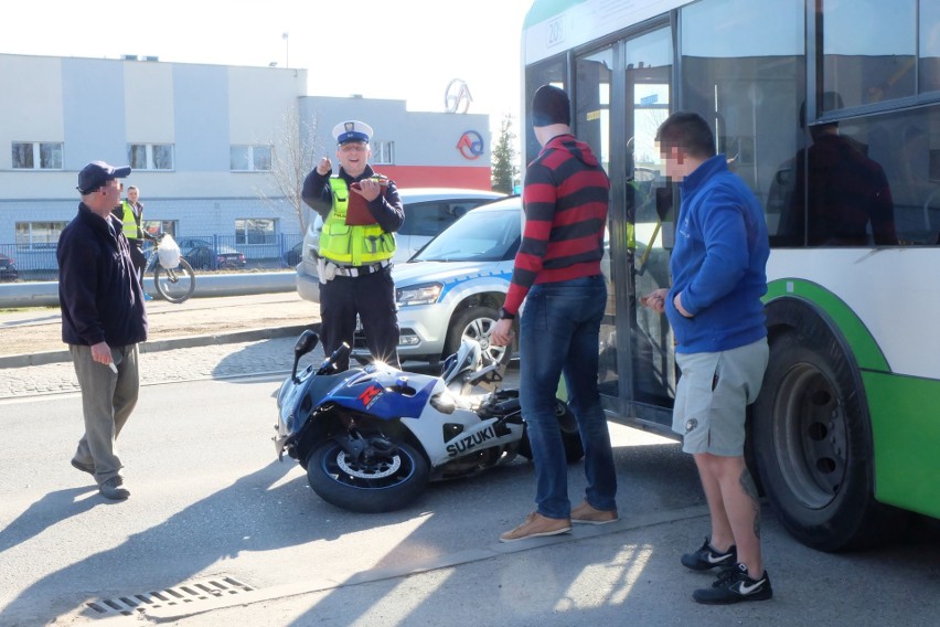 Wypadek motocyklisty przy ul. 42 Pułku Piechoty w...