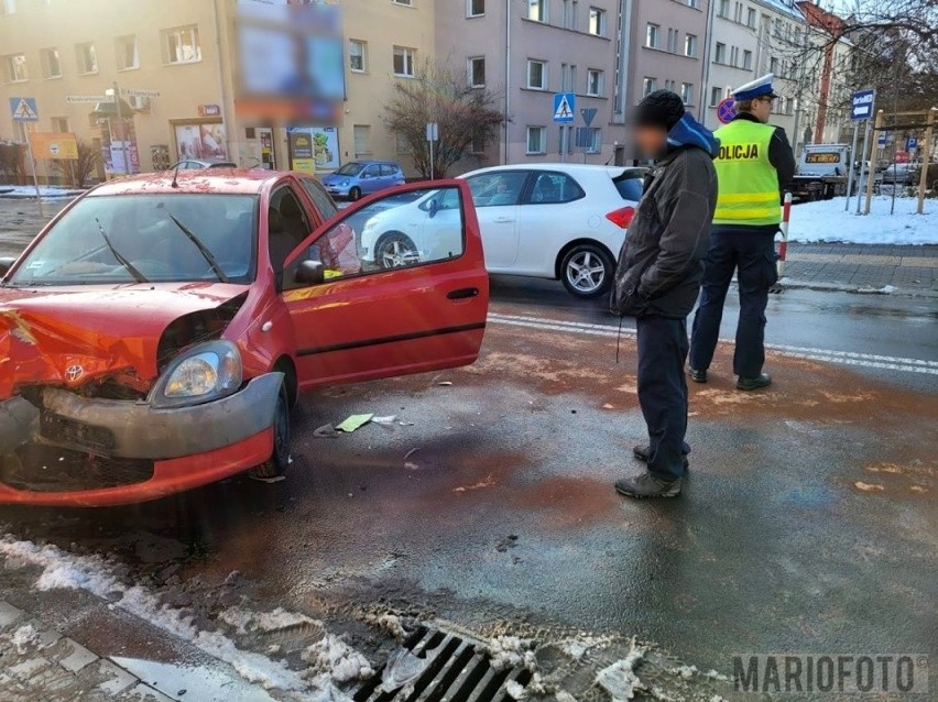 Wypadek w Opolu. Zderzenie forda z toyotą na skrzyżowaniu...