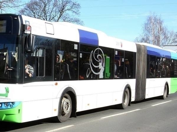 Utrudnienia na Gumieńcach w Szczecinie. Autobus miejski zgubił koło i utknął na rondzie. 