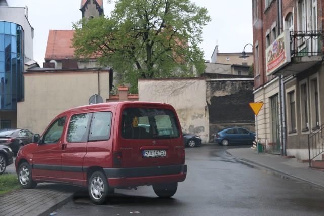 Nie od dziś wiadomo, że w Tarnowskich Górach kierowcy parkują jak popadnie (zdjęcie z wczoraj). Czy aplikacja to zmieni?