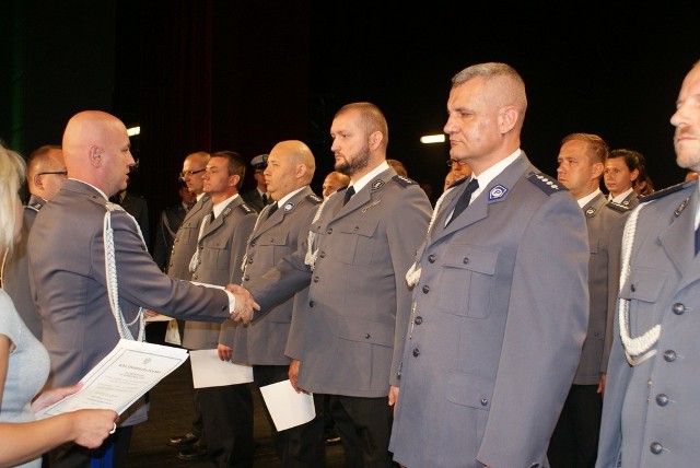 Dąbrowscy policjanci obchodzili swoje święto w PKZ. Były awanse i gratulacje