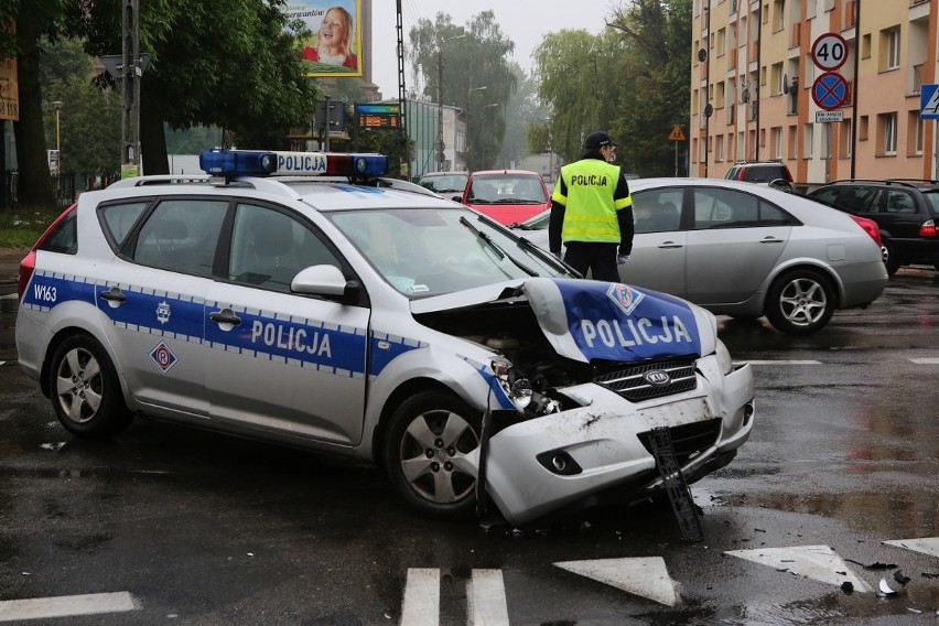 Kolizja radiowozu z jeepem w Dąbiu.