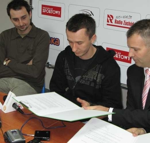 Spełniło się marzenie fanów. Grzegorz Walasek podpisuje kontrakt z prezesem ZKŻ-u Kronopolu Robertem Dowhanem.