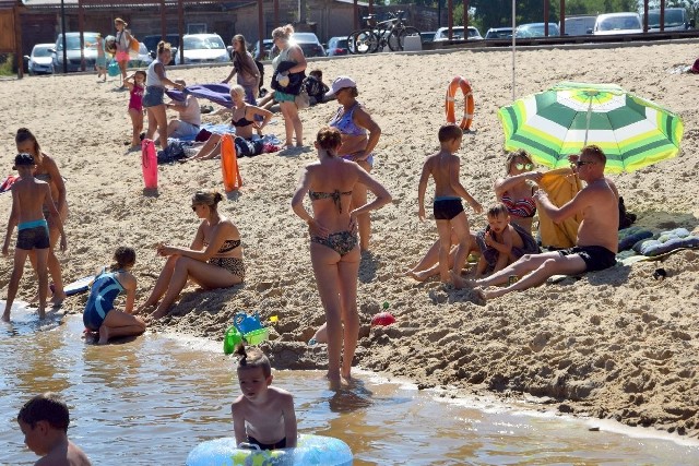 Nieziemsko wysokie temperatury skusiły w sobotę, 22 sierpnia mnóstwo osób nad zmodernizowany zalew Andrzejówka, w powiecie kieleckim, w gminie Chmielnik. Plażowicze nie ukrywali, że nowy zbiornik bardzo im się podoba, chętnie korzystali z miejsc na grille i betonowych leżaków.  Wszyscy zgodnie przyznali, że tak czystej wody jak w Andrzejówce nie ma nigdzie w okolicy. Zobaczcie zdjęcia! Więcej zdjęć na kolejnych slajdach. 