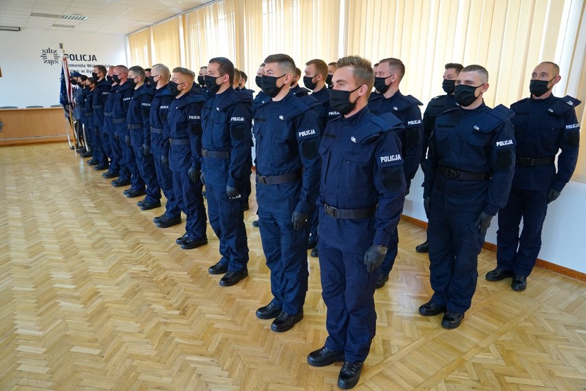 Awanse i ślubowanie młodych policjantów w KWP w Bydgoszczy