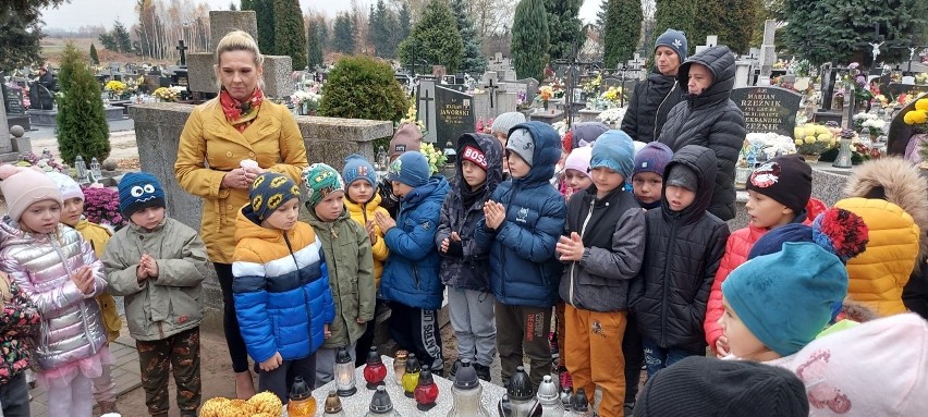 Przedszkolaczki z Wieniawy odwiedziły miejscowy cmentarz i uczciły pamięć pochowanych tam bohaterów