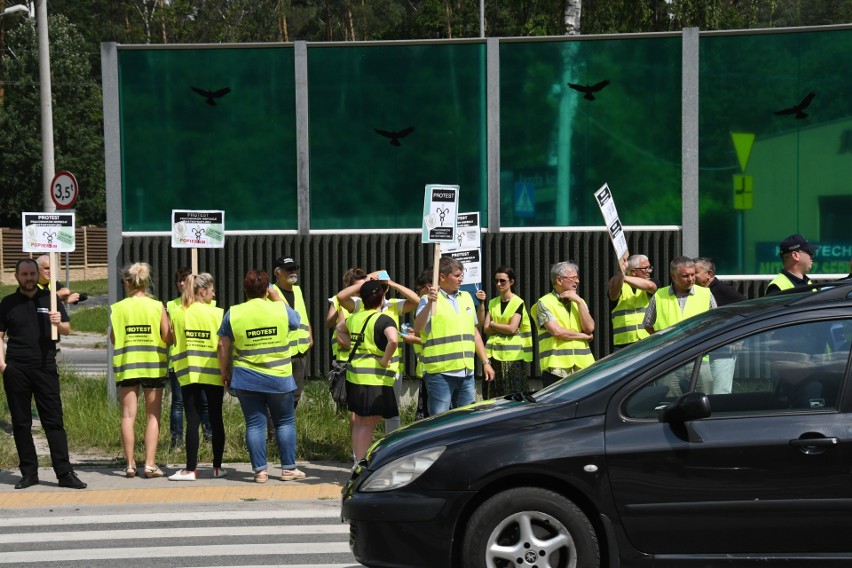 Pracownicy Inspekcji Weterynaryjnej protestowali w Kielcach. Blokowali ulicę Ściegiennego, to droga krajowa 73 (WIDEO, ZDJĘCIA)