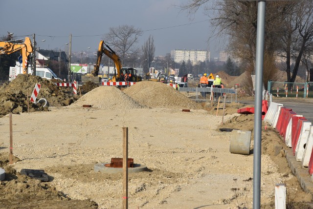 Prace przy przebudowie ulicy Lwowskiej na odcinku od wiaduktu kolejowego do szpitala św. Łukasza mają zakończyć się jesienią