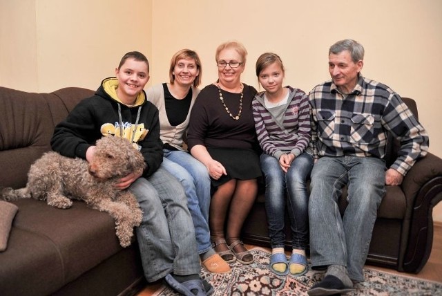 Elżbieta i Michał Czerkaczowie wychowują ośmioro dzieci. Na zdjęciu (od lewej) siedzi 18-letni Daniel, ciocia Ewa, pani Elżbieta, Natalia i pan Michał.