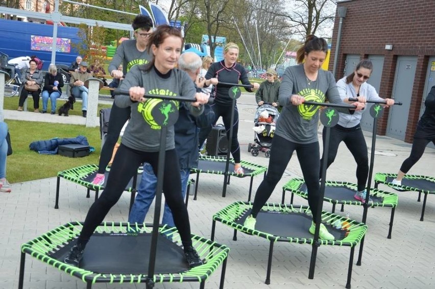 Majówkowy trening na trampolinach przy głogowskiej marinie [FOTO, FILM]