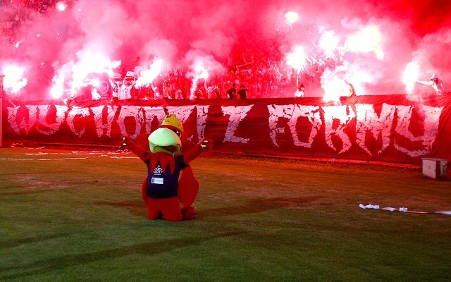 Zwycięską choreografię zaprezentowali fani Portowców w trakcie lipcowego meczu z Legią Warszawa.