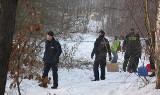 Policja pokazała rodzinie Eweliny znaleziony plecak i kurtkę. Matka dziewczynki wierzy, że Ewelina żyje [zdjęcia]