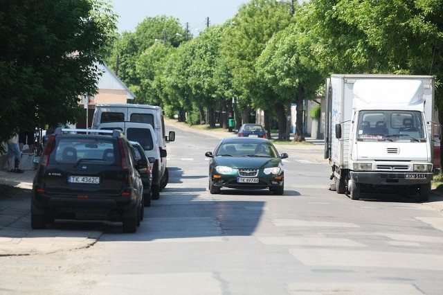 Mieszkający przy ulicy Pakosz kielczanie podkreślają, że jeżdżący tą drogą kierowcy nagminnie łamią przepisy.