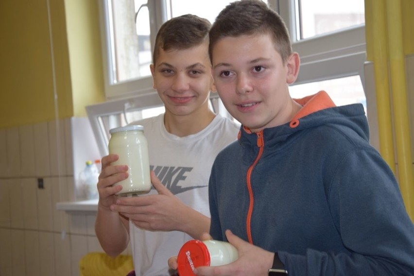 Uczniowie ZSGH w Grudziądzu pokazywali jak można samemu ubić masło