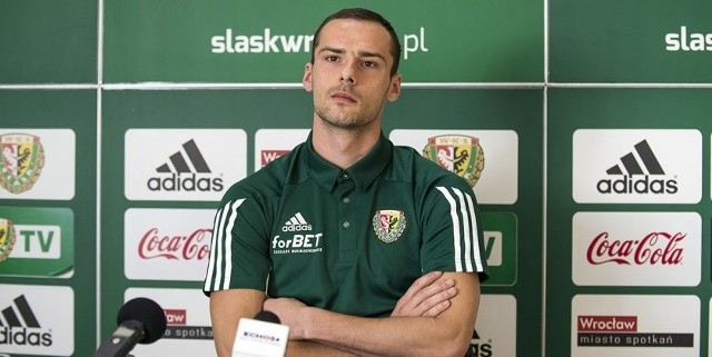 Mateusz Cholewiak na swojej pierwszej konferencji w roli piłkarza Śląska Wrocław.