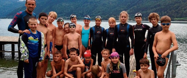 Młodzi pływacy UKP Kmita Zabierzów z trenerem Arturem Czerwcem podczas obozu treningowego w Austrii