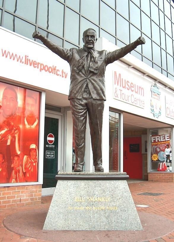 Pomnik Billa Shankly'ego u stóp "The Kop"