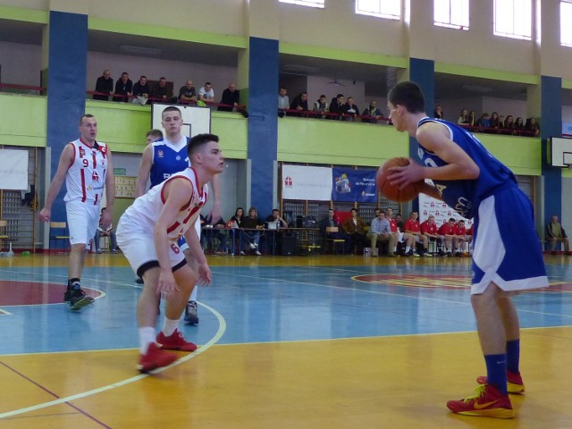 Koszykarze Tura Bielska Podlaski w ostatnim meczu II ligi przegrali z Rosa III Radom 68:73