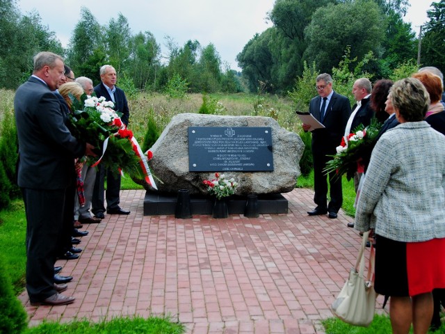 W rocznicę akcji zbrojnej pod pamiątkowym obeliskiem w Janikowie kwiaty i wieńce złożyli mieszkańcy wsi i przedstawiciele samorządu Przysuchy.