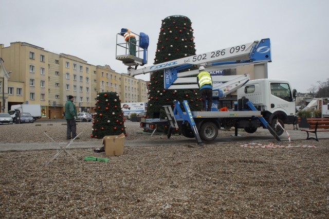 Dzisiaj (piątek 06.12) przed południem, na starym rynku w Słupsku, postawiono sztuczną choinkę. Zapraszamy do galerii zdjęć.Dzisiaj (piątek 06.12) przed południem, na starym rynku w Słupsku, postawiono sztuczną choinkę. Zapraszamy do galerii zdjęć.