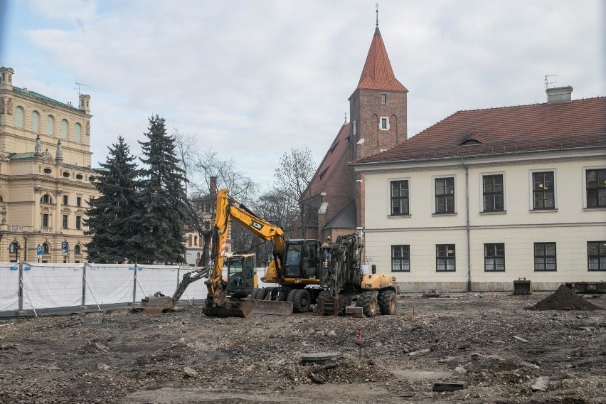 Kraków. Kilka szkieletów na przebudowywanym placu Św. Ducha. Będą badania