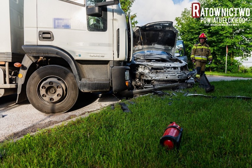 Bałamutowo. Wypadek na trasie Woszczele - Jeziorowskie. Opel zderzył się z ciężarówką. Trzy osoby ranne [ZDJĘCIA]