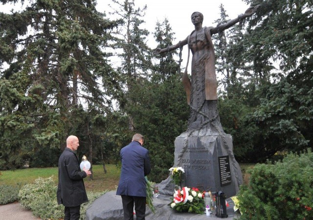 Przedstawiciele władz miasta złożyli kwiaty pod pomnikiem ks. Jerzego Popiełuszki
