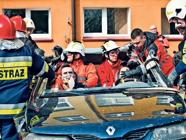 Nie daj się stresowi, PWSZ Cię uzdrowi! - pod takim hasłem zorganizowano wczoraj dzień otwarty w Państwowej Wyższej Szkole Zawodowej w Koszalinie. Przyszli studenci mieli okazję poznać ofertę kształcenia, ale też zobaczyć, jak w praktyce wygląda ratownictwo medyczne, gdy trzeba błyskawicznie reagować podczas ewakuacji poszkodowanych z wypadku drogowego. 