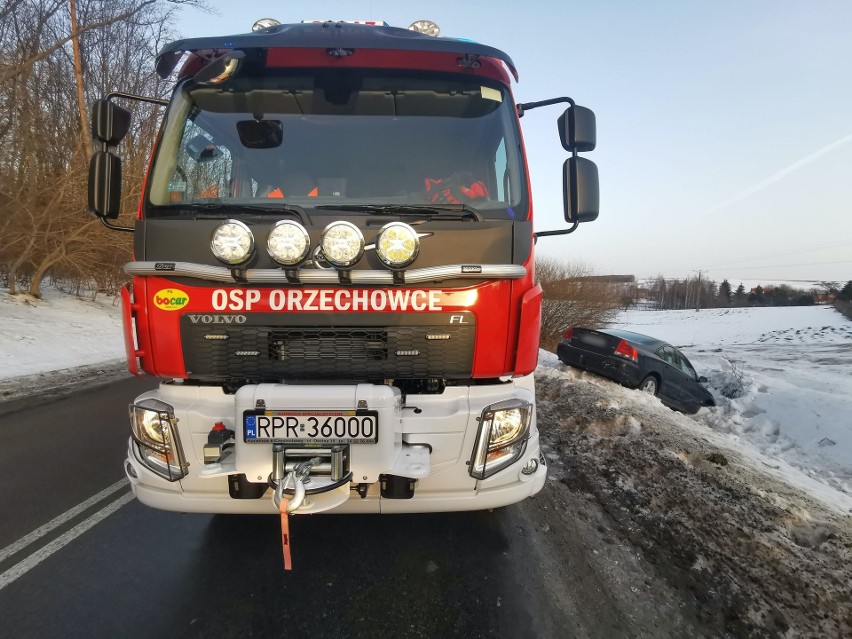 Wypadek w Orzechowcach pod Przemyślem. Kierująca volvo wjechała do rowu, pogotowie ratunkowe zabrało ją do szpitala [ZDJĘCIA]