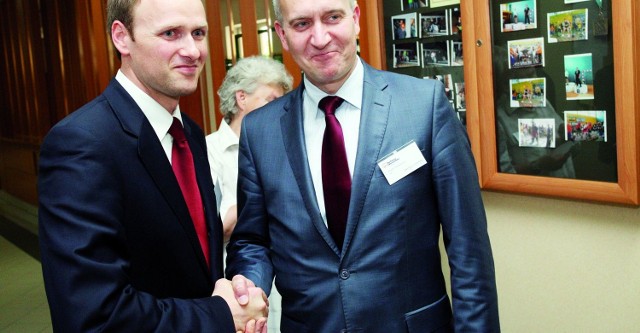 Robert Tyszkiewicz (z prawej) gratuluje nowemu szefowi PO w woj. podlaskim &#8211; Damianowi Raczkowskiemu