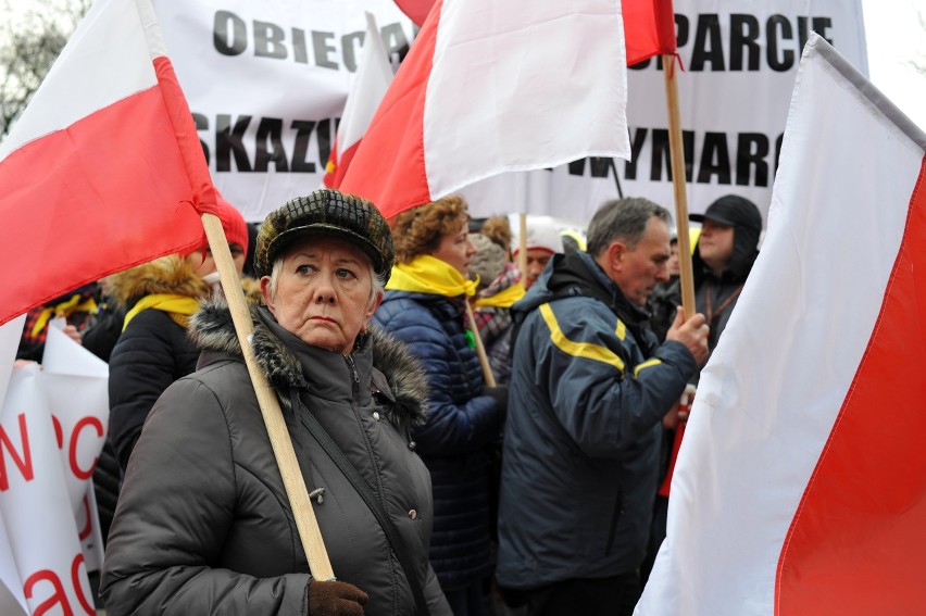 W czwartek przed siedzibą Sejmu handlowcy protestowali...