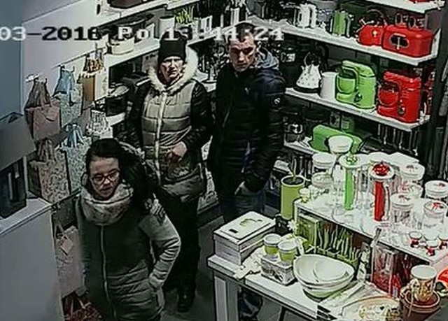 Kradzież w sklepie w Suwałkach. Zdjęcia z monitoringu