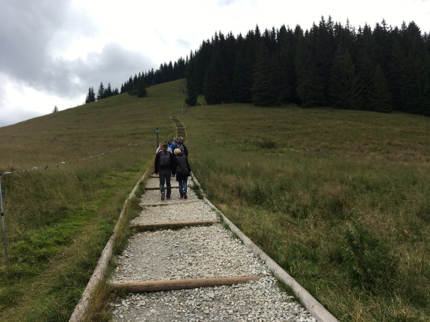 Tatry. Turystów na górskich szlakach jest sporo, ale tłumów (na szczęście) nie spotkamy