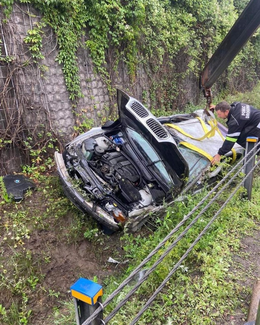 Wypadek na autostradzie A4. BMW zmiażdżone po uderzeniu w betonową ścianę. Trudne warunki na drogach
