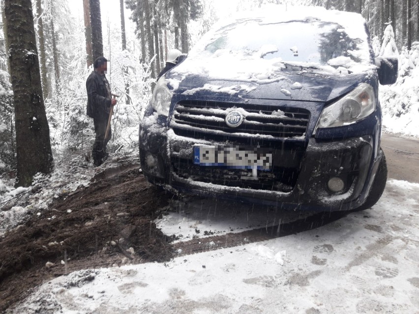 Podhale. Trudne warunki na drogach. Auto wypadło z drogi [ZDJĘCIA]