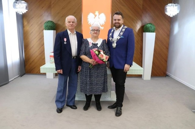 Złote gody święcili starachowiczanie Barbara i Janusz Gruszkowie.  Prezydent Marek Materek złożył parze gratulacje oraz przekazał medal za długoletnie pożycie małżeńskie. Szanownej Parze życzymy zdrowia, radości, uśmiechu oraz kolejnych wielu lat spędzonych razem.Zobaczcie na kolejnych zdjęciach uroczystość w Urzędzie Miasta