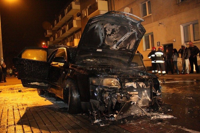 Opole, ulica Licealna: strażacy gaszą audi. Przyczyną pożaru...
