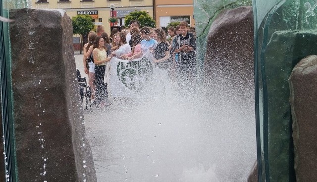 Uwaga, za chwilę rozpocznie się spacer przez fontannę na Rynku w Inowrocławiu