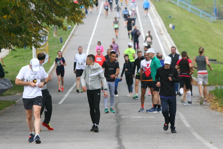 Pierwsza Dycha do Maratonu 2018. 1177 osób zameldowało się na mecie. Pierwsze miejsce zajął Piotr Stochmalski (ZDJĘCIA, WYNIKI)