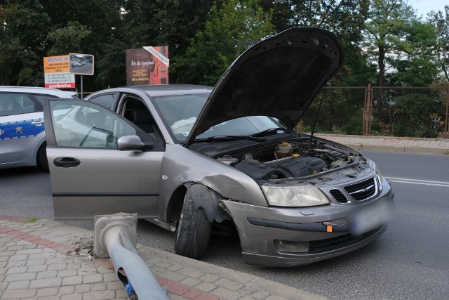 Do zdarzenia doszło w poniedziałek po godz. 17 na skrzyżowaniu ul. Słowackiego z ul. Przemysława w Przemyślu. 19-letni kierowca ssaba jadąc w kierunku Pikulic przez swoją nieuwagę najechał na stojącą po prawej stronie na chodniku latarnię.Młody mieszkaniec pow. przemyskiego jechał z dwoma kolegami. Nikomu nic się nie stało. 19-latek był trzeźwy. Policjanci ukarali go mandatem karnym.ZOBACZ TEŻ: Tragiczny wypadek w Przemyślu. Zmarła pasażerka fiata seicento