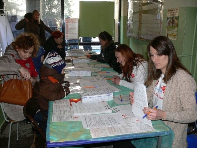 Dzięki pomocy wielu wolontariuszy rejestracja przebiegała bardzo sprawnie. Krew pobierały pielęgniarki z Poradni Specjalistycznej w Tarnobrzegu.