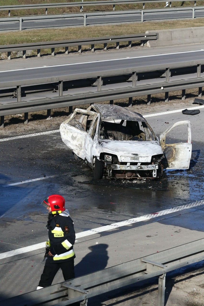 Śmiertelny wypadek na A4 we Wrocławiu. Człowiek spłonął w aucie 