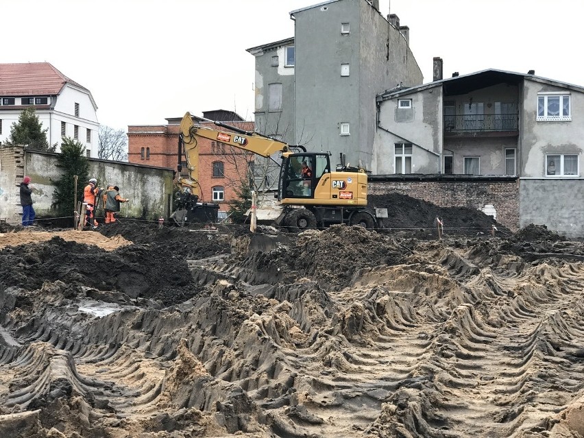 Prace budowalne na podwórku między ul. Partyzantów a Armii...