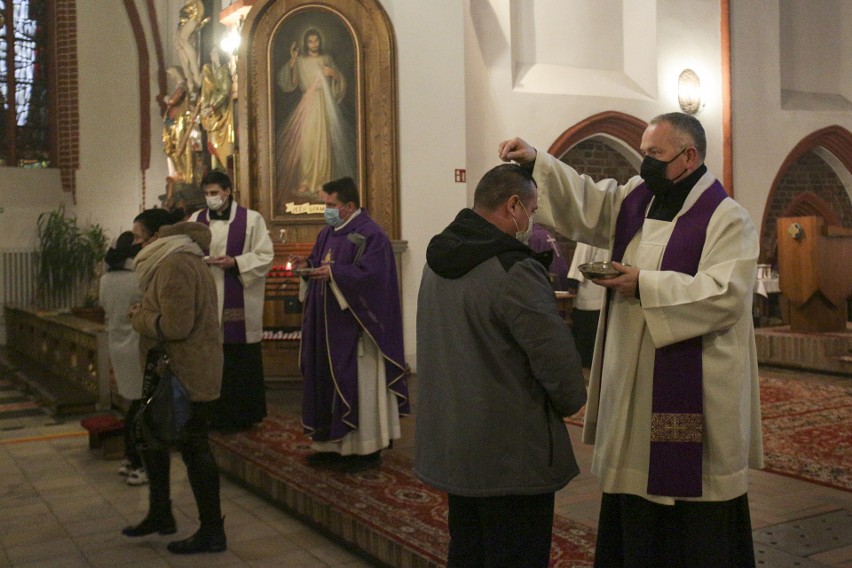 Środa Popielcowa w kościele Mariackim w Słupsku.