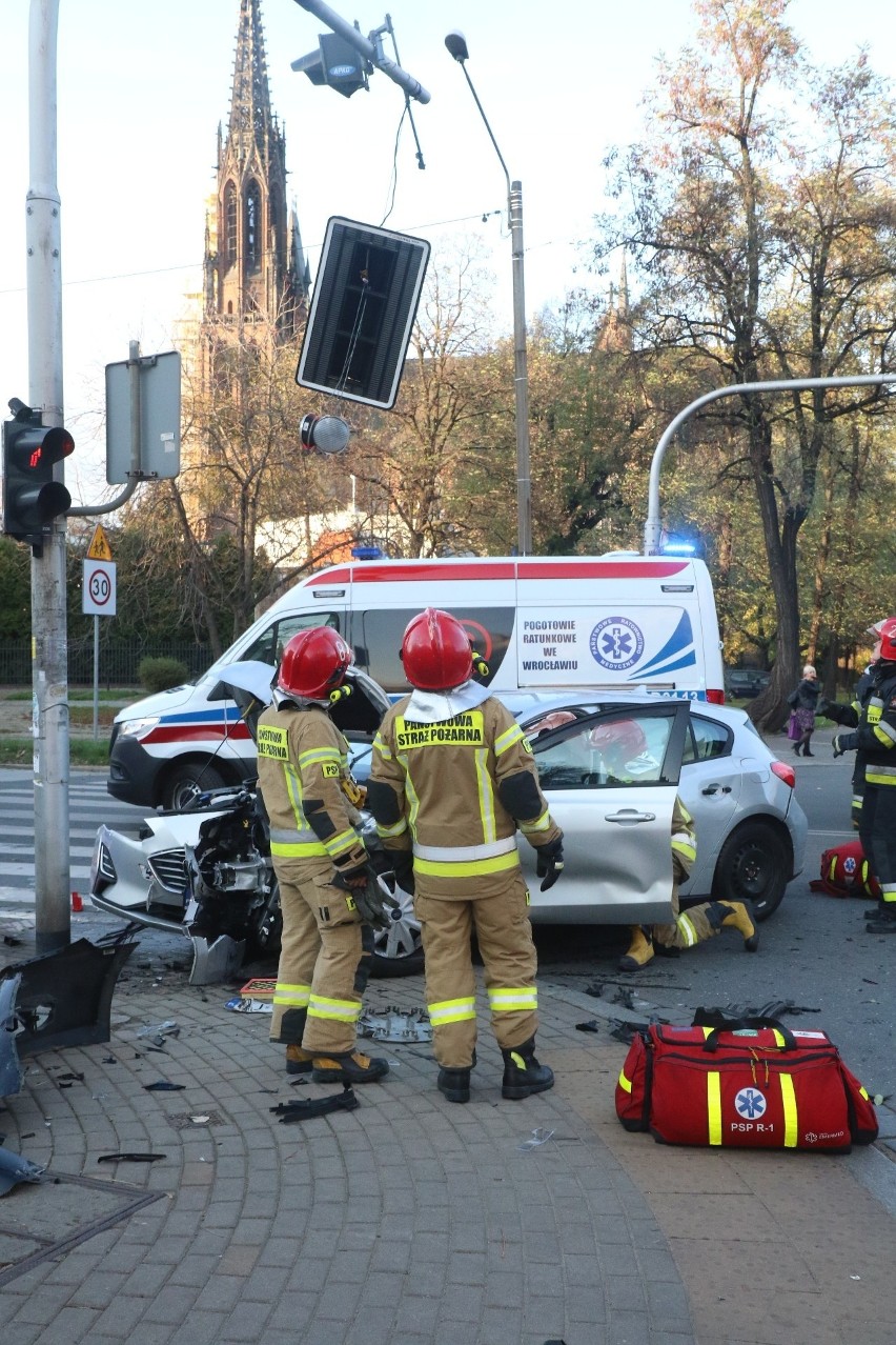 Groźny wypadek na Ołbinie. Duże utrudnienia (ZDJĘCIA)