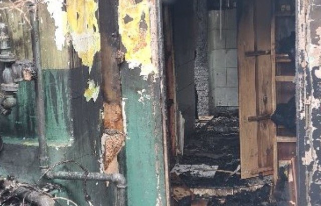 Po pożarze dom w Hucisku nie nadaje się do zamieszkania. Mieszkańcy okolicznych miejscowości w gminie Szydłowiec ruszyli z pomocą poszkodowanej rodzinie.
