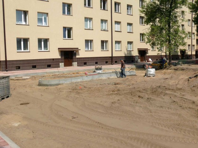 Przebudowa podwórka na skrzyżowaniu ulic Popiełuszki i Skoczyńskiego.