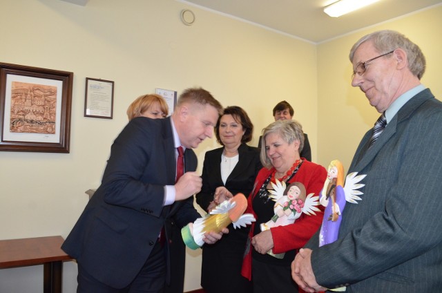 Dr Jadwiga Waszak i Kazimierz Landmesser dostali statuetki aniołów,  gratulacje i podziękowania od zarządu powiatu